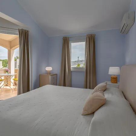 Mediterranes Mit Loungebett, Bbq, Privatem Garten, Waschmaschine, Klimatisierten Schlafzimmern Semesterbostad