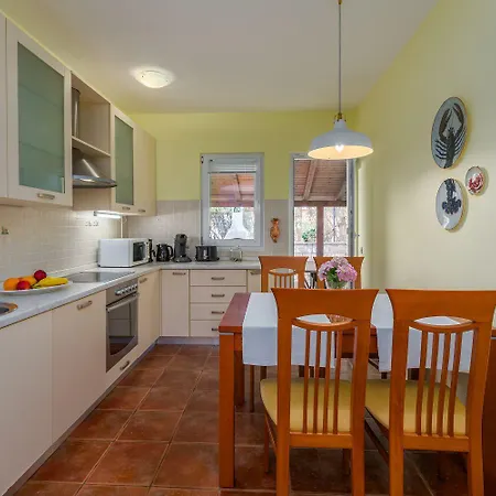 Mediterranes Mit Loungebett, Bbq, Privatem Garten, Waschmaschine, Klimatisierten Schlafzimmern Semesterbostad *