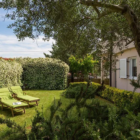 Mediterranes Mit Loungebett, Bbq, Privatem Garten, Waschmaschine, Klimatisierten Schlafzimmern Semesterbostad Tar-Vabriga