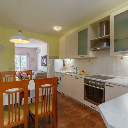 Mediterranes Mit Loungebett, Bbq, Privatem Garten, Waschmaschine, Klimatisierten Schlafzimmern