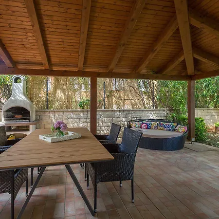 Mediterranes Mit Loungebett, Bbq, Privatem Garten, Waschmaschine, Klimatisierten Schlafzimmern Semesterbostad